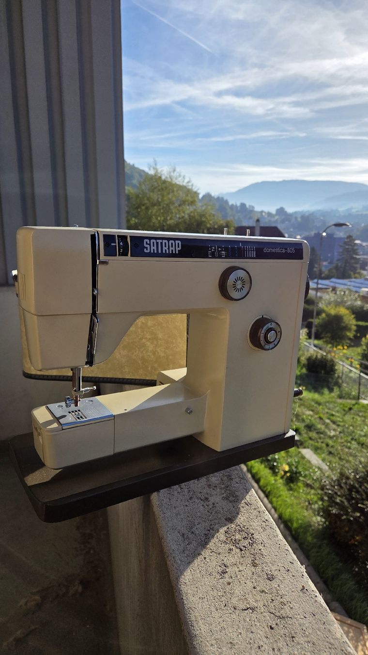 Macchine da cucire: Machine à coudre SATRAP Domestica-805 – Usato da Moutier venduto da MordilhoCh