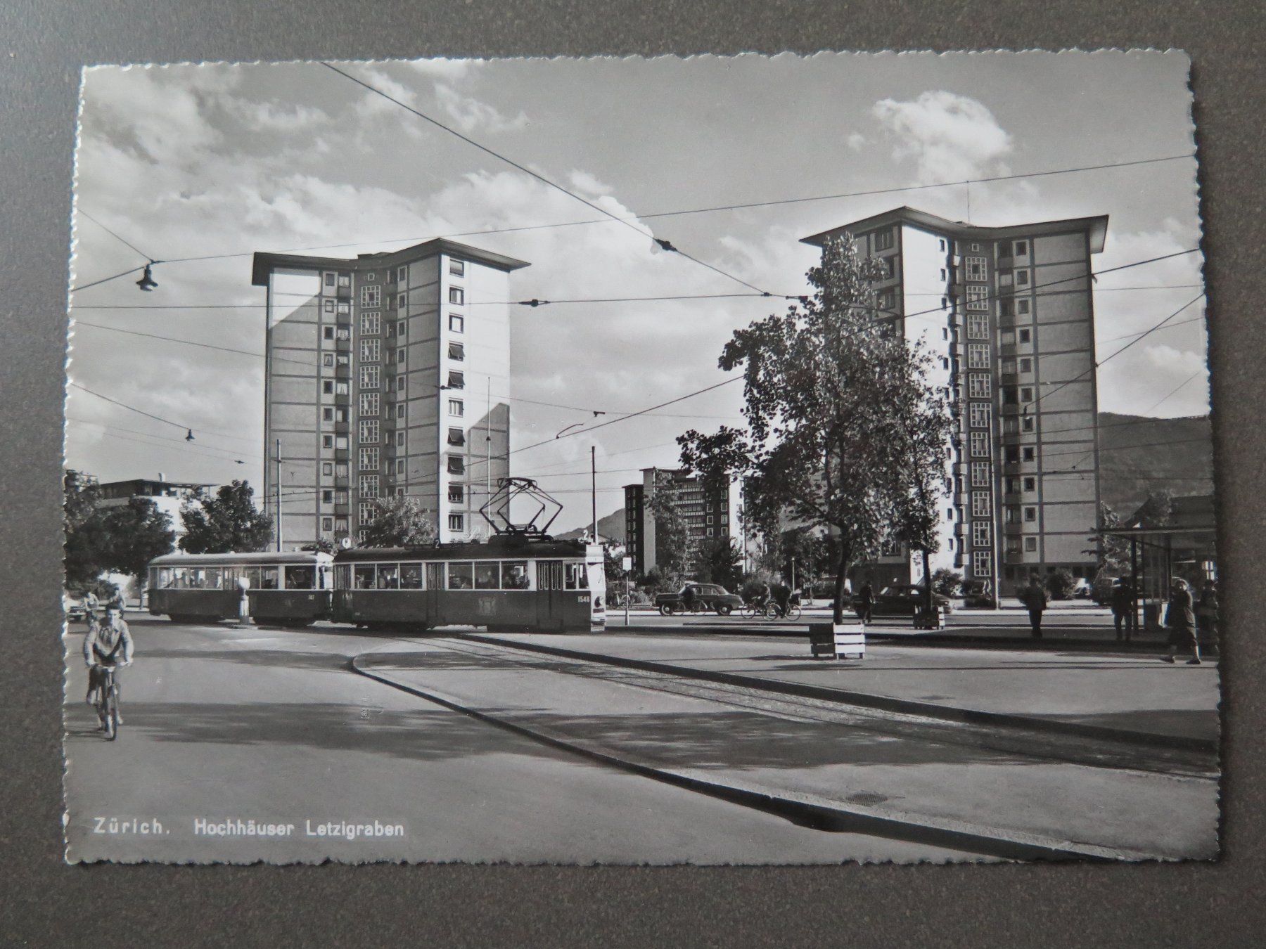 Cartoline postali: ZÜRICH - HOCHHÄUSER LETZIGRABEN MIT TRAM – Usato da Wittenbach venduto da lipasal