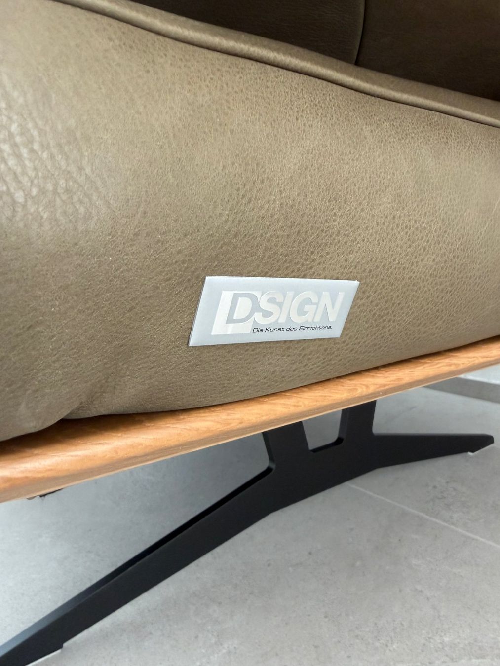 Divani: Leder-Garnitur DSIGN Fatilo (2x Sofa + Hocker) Wildeiche – Usato da Aarau Rohr venduto da HappyKoala 6