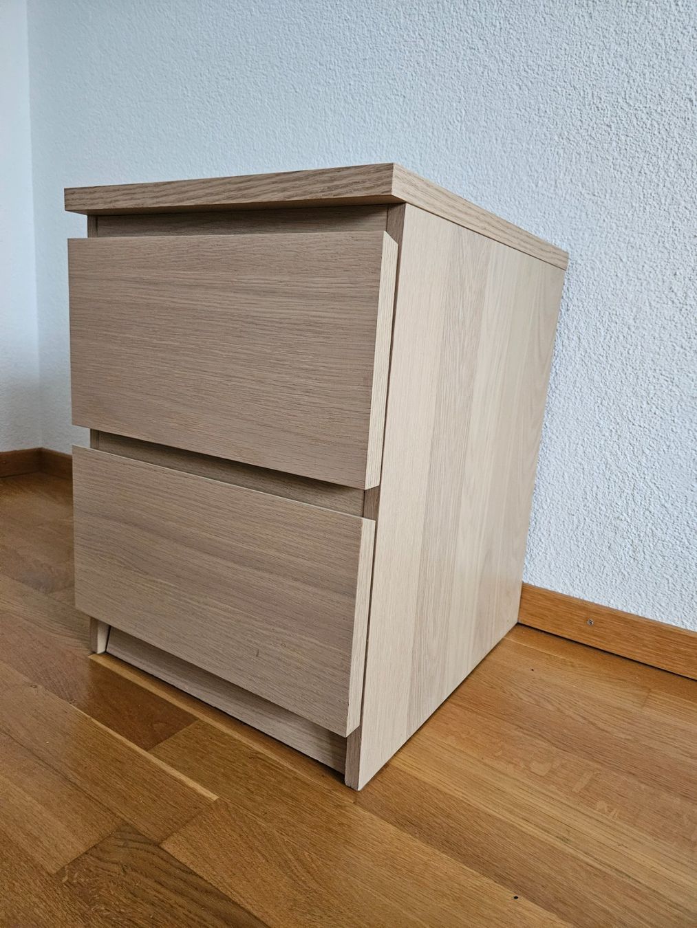 Ikea Nachttische: Nachttisch IKEA Malm - Eichenfurnier weiss lasiert – Gebraucht aus Zofingen von vla_5t9w 1