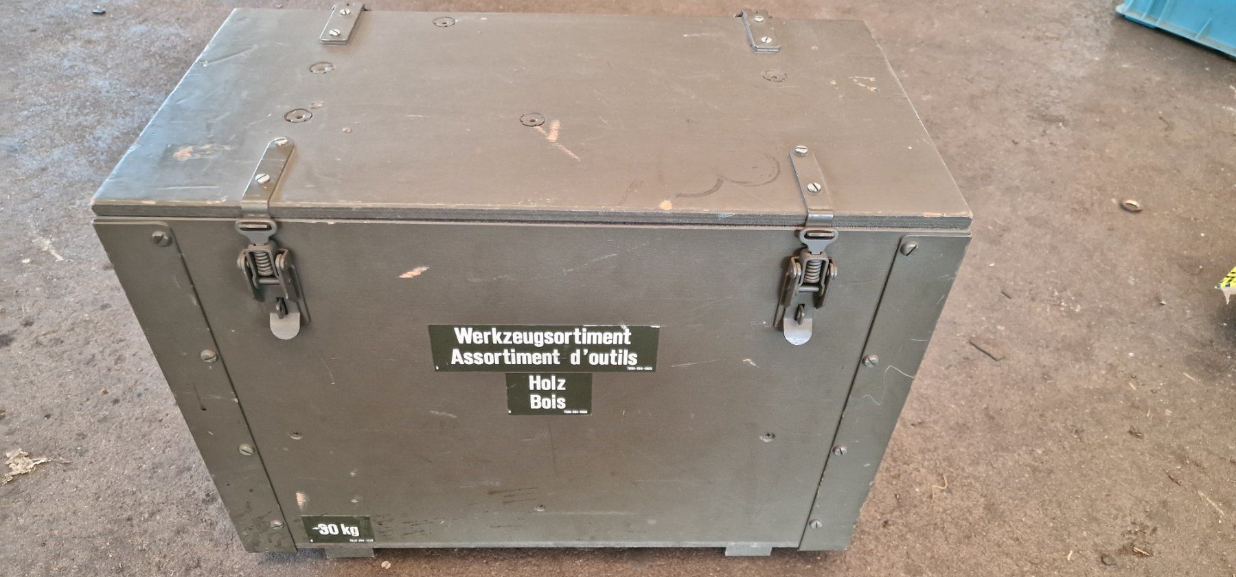 Casse di trasporto: Holzwerkzeugkiste der schweizer Armee, komplett – Nuovo (secondo la descrizione) da Henau venduto da Baer1997