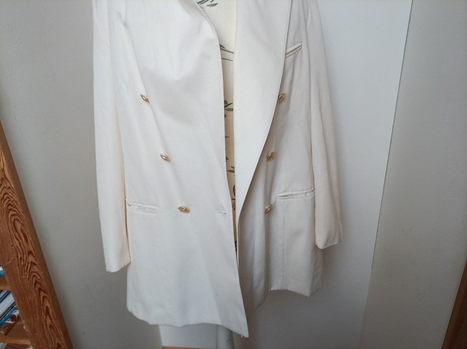Jacken: Weißer schicker Blazer mit goldenen Knöpfen – Gebraucht aus Peccia von LillyMarie98 7