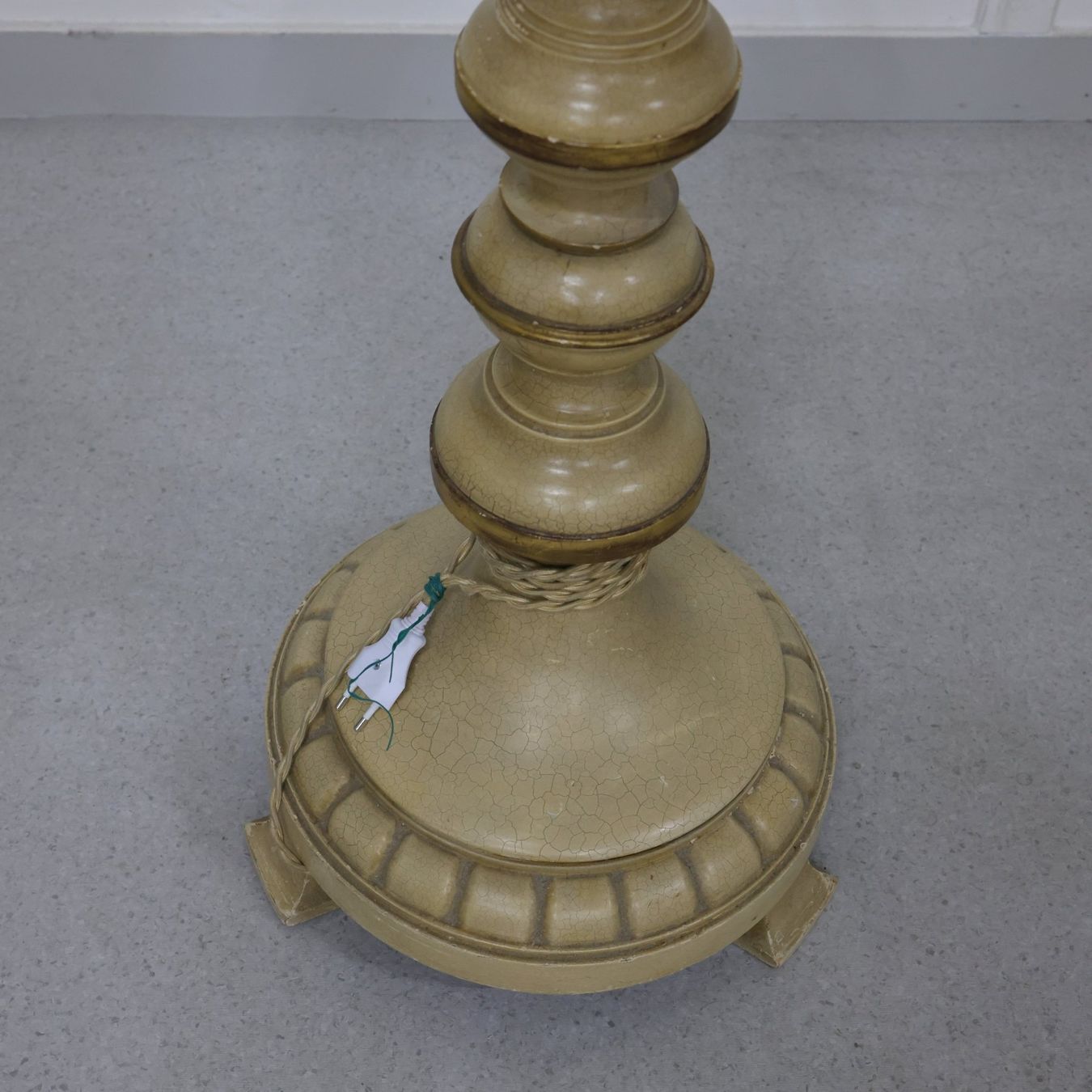 Lampade: Sehr elegante Stehlampe aus Kunstharz – Usato da Volketswil venduto da brockipfannenstil 2