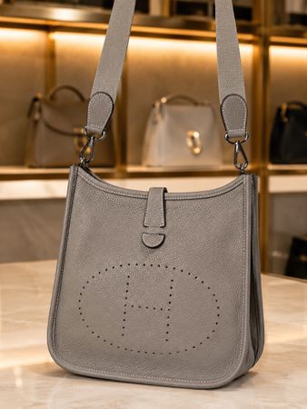 ✨ Elegante Leder-Umhängetasche im zeitlosen H-Design Stilvol