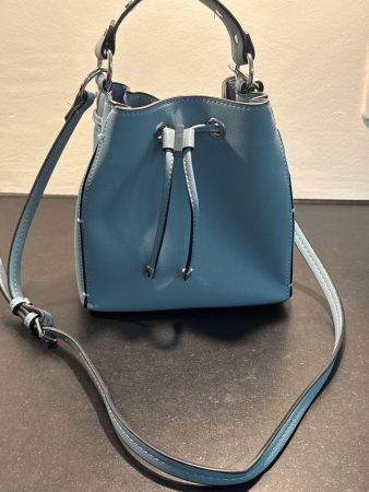 Trendige Handtasche / Umhängetasche in Himmelblau, neuwer...