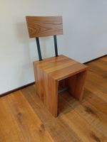 Lässiger Stuhl aus Massivholz