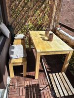 Balkontisch aus Massivholz mit passender Sitzbank  CHF 10
