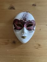 Elegante Venezianische Maske mit Feder