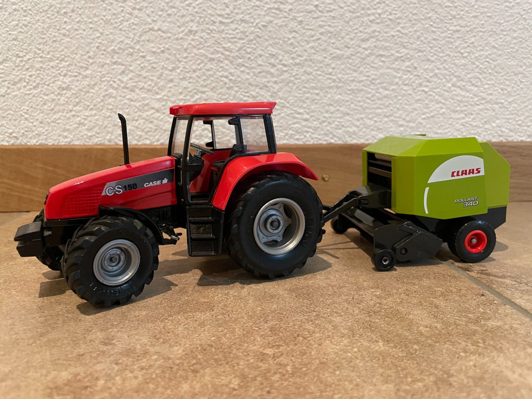 Case IH Traktoren: SIKU Case CS 150 mit Claas Rundballenpresse – Neu und originalverpackt aus Kreuzlingen von Stefan1150