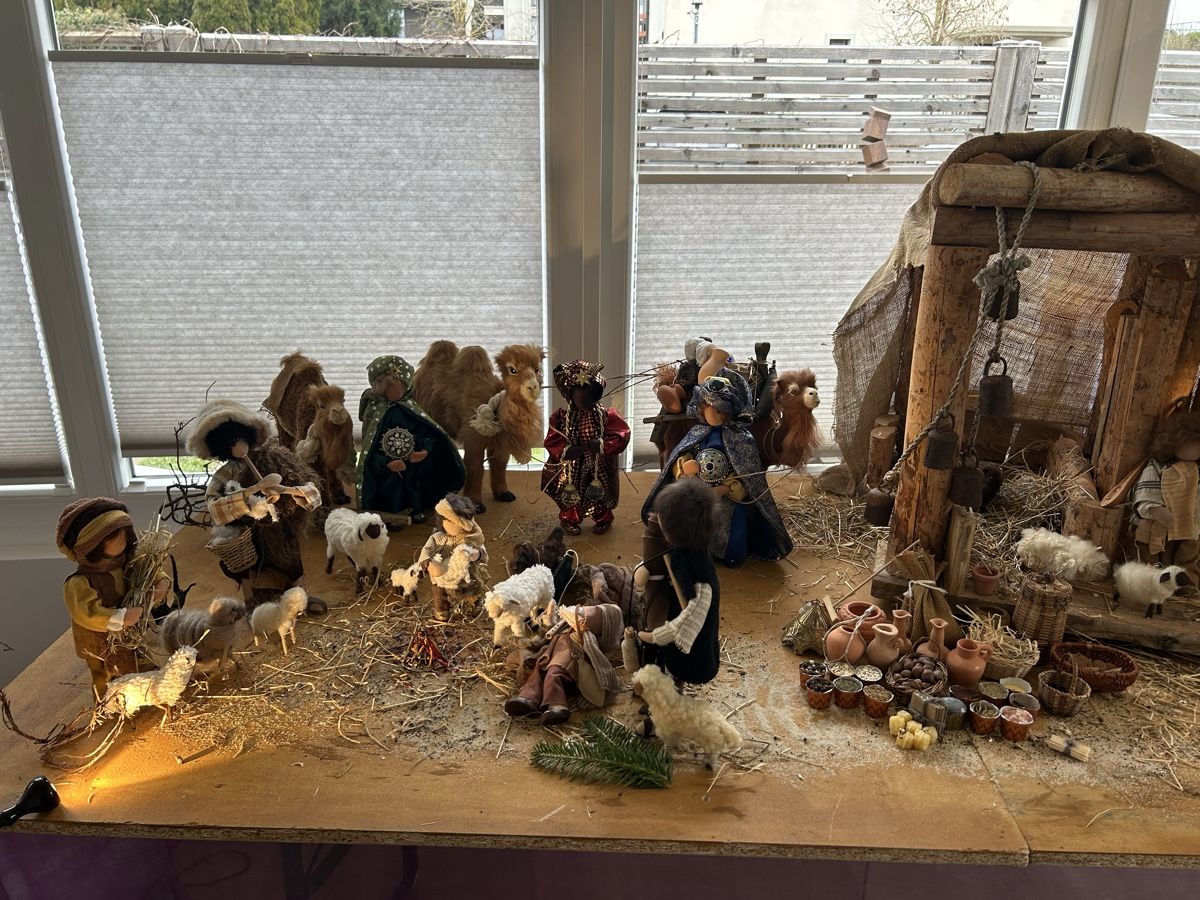 Tutte le decorazioni: Krippe mit sehr vielen Figuren – Usato da Niederhasli venduto da betscharten 1