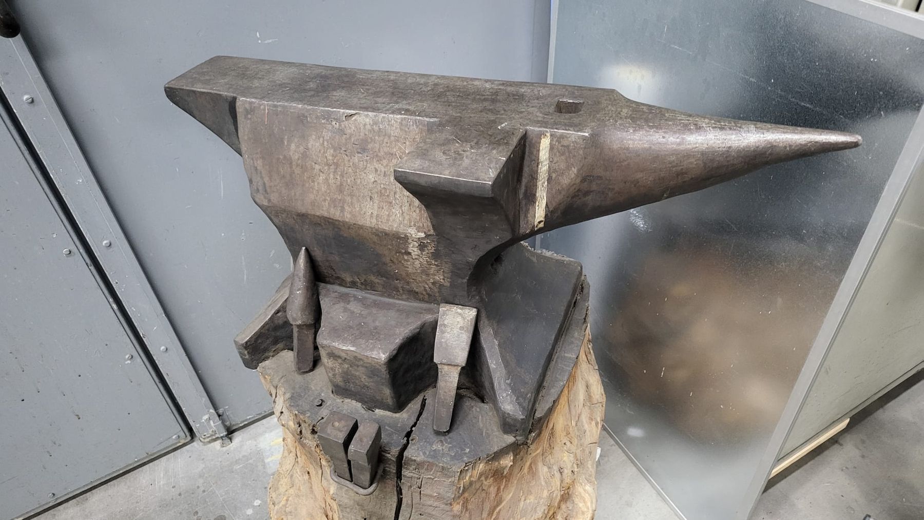 Attrezzi da lavoro: Amboss mit Holzfuss und Einsätzen – Usato da Hallwil venduto da cao_x7wb 2