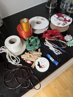 Bastelmaterial: Geschenkband, Perlonfaden, Holzklammern etc