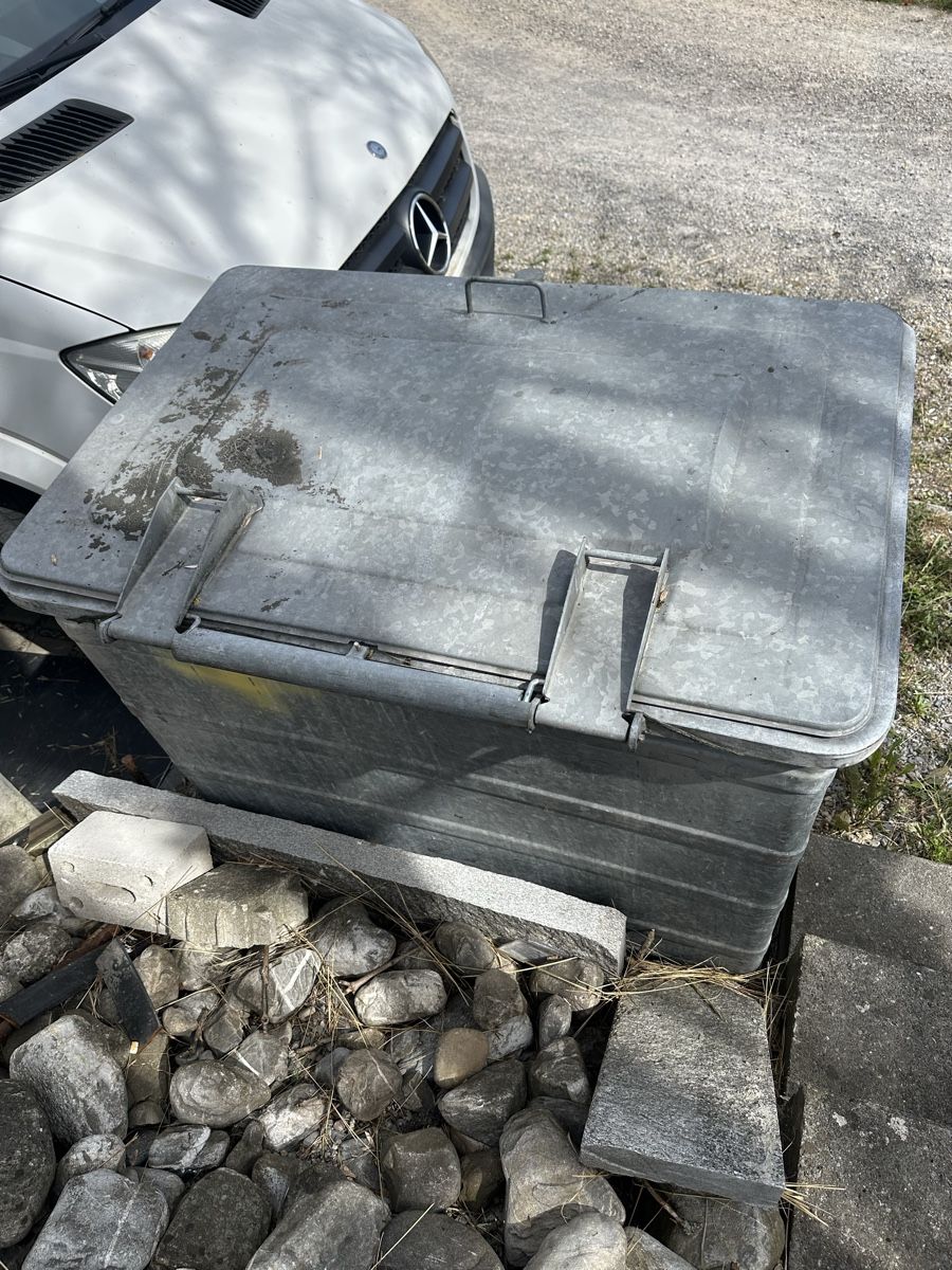Eléments de bureau: Abfallconteiner – D'occasion à Bronschhofen par MS963 2