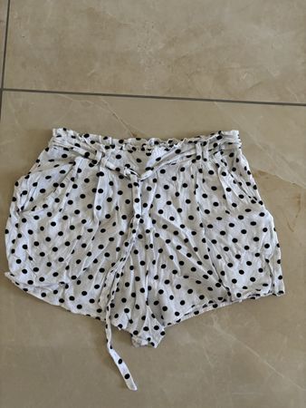 Short femme blanc à pois noirs avec ceinture