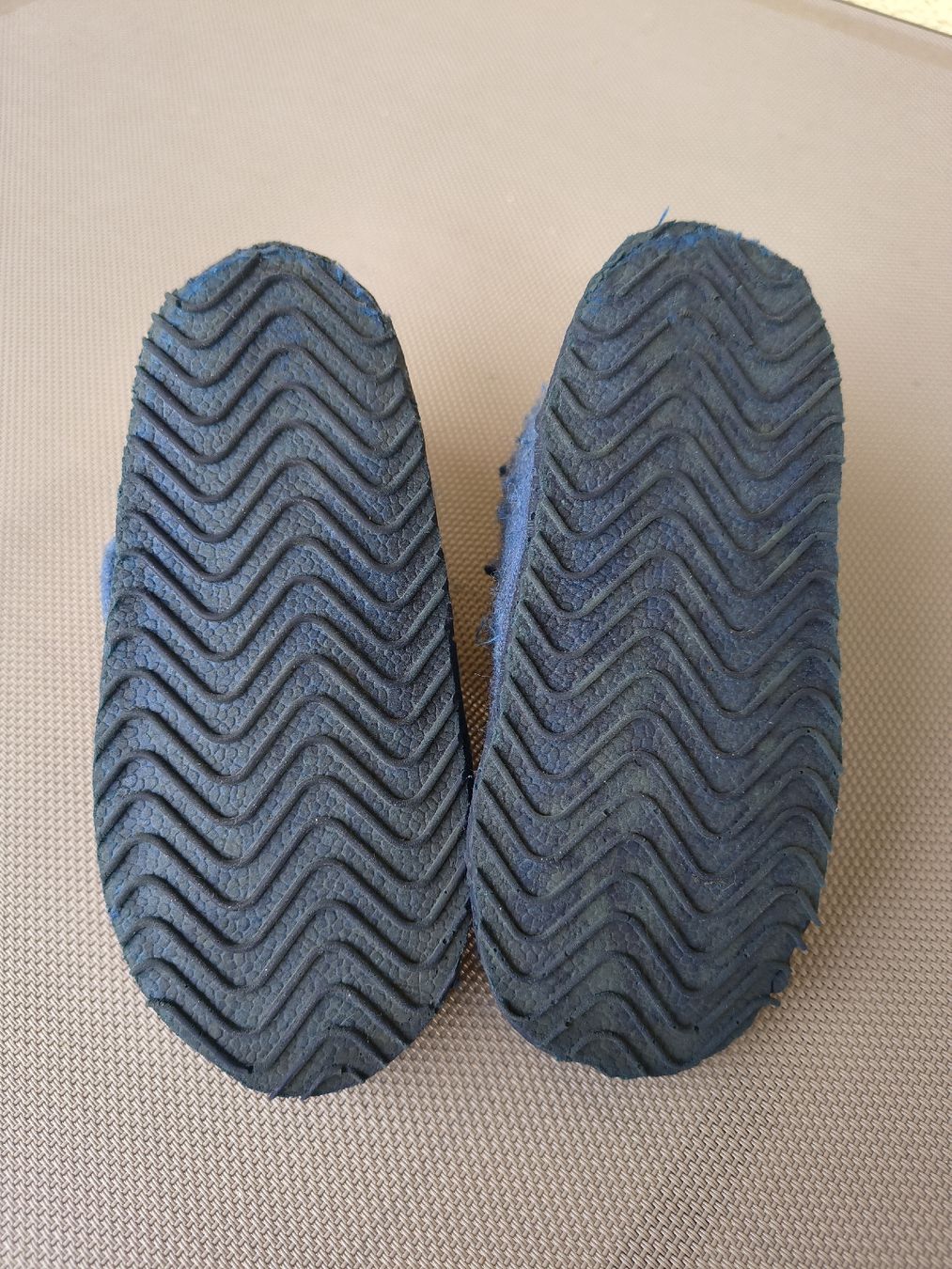 Schuhe für Jungen: Hausschuhe Grösse 25 – Gebraucht aus Thun von man_fg9v 2