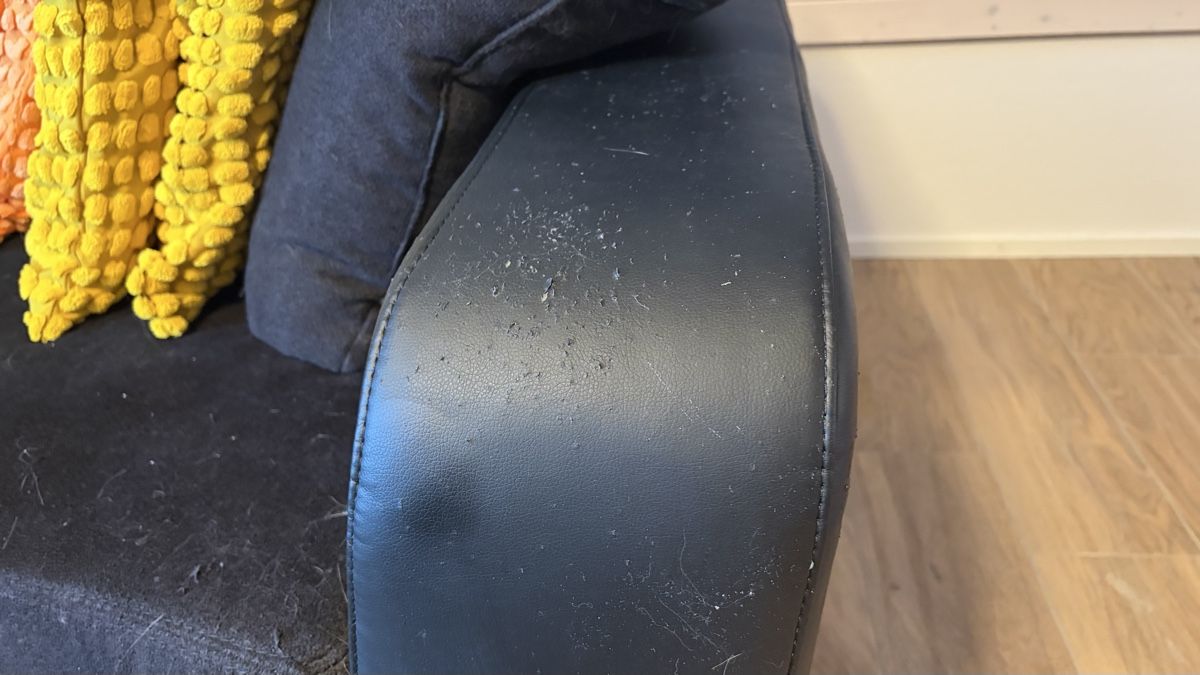 Sofas: Ecksofa schwarz Stoff mit Kunstleder mit Gebrauchsspuren – D'occasion à Oberwil-Lieli par SCHUMACHERHERO 2