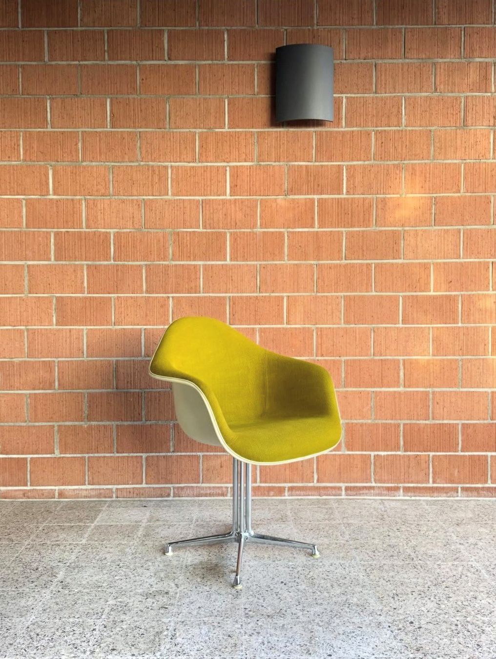 Eames Sedie: Eames Chair DAL Lafonda – Usato da Biel/Bienne venduto da la.vintage.therapie