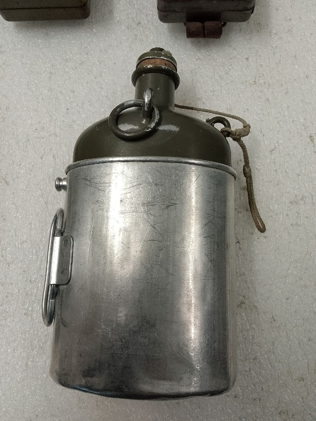 Attrezzatura & Pezzi di ricambio: Schweizer Armee Ausrüstung, Feldflasche, Lampe, Bücher. – Usato da Trubschachen venduto da Caddy8 3