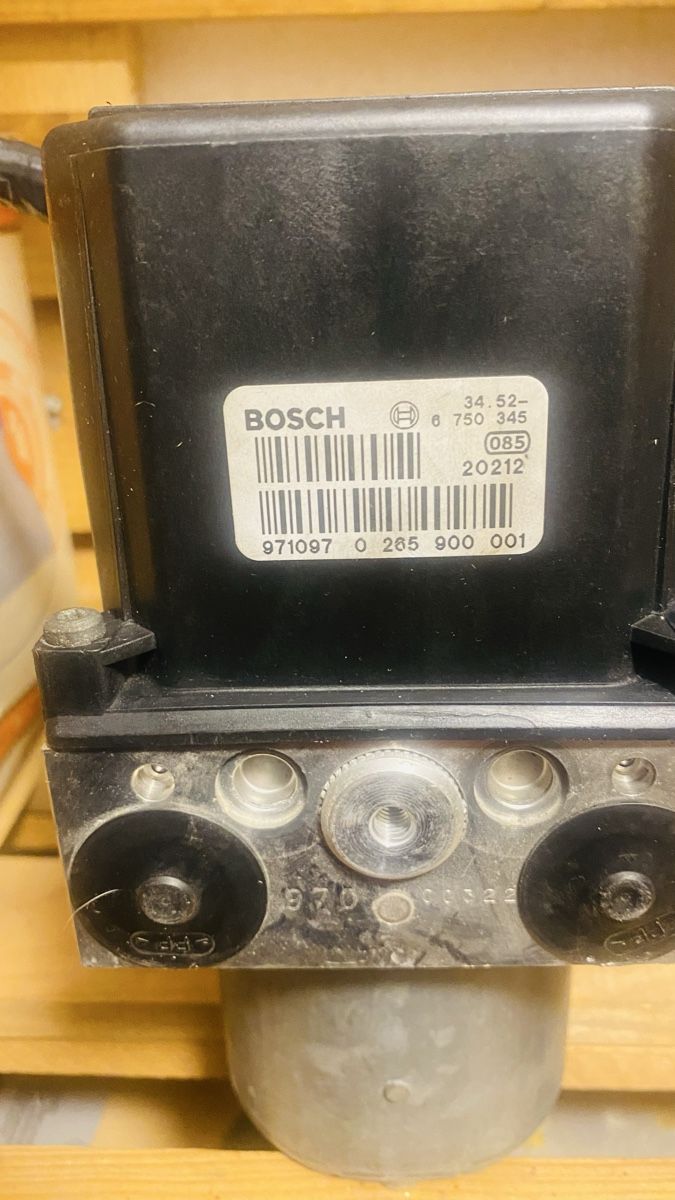 BMW Tutti pezzi di ricambio auto: Die ABS-Hydrauliksperrsteuereinheit wurde in einen BMW E39 e – Difettoso da Wädenswil venduto da YDHYDEAT 1
