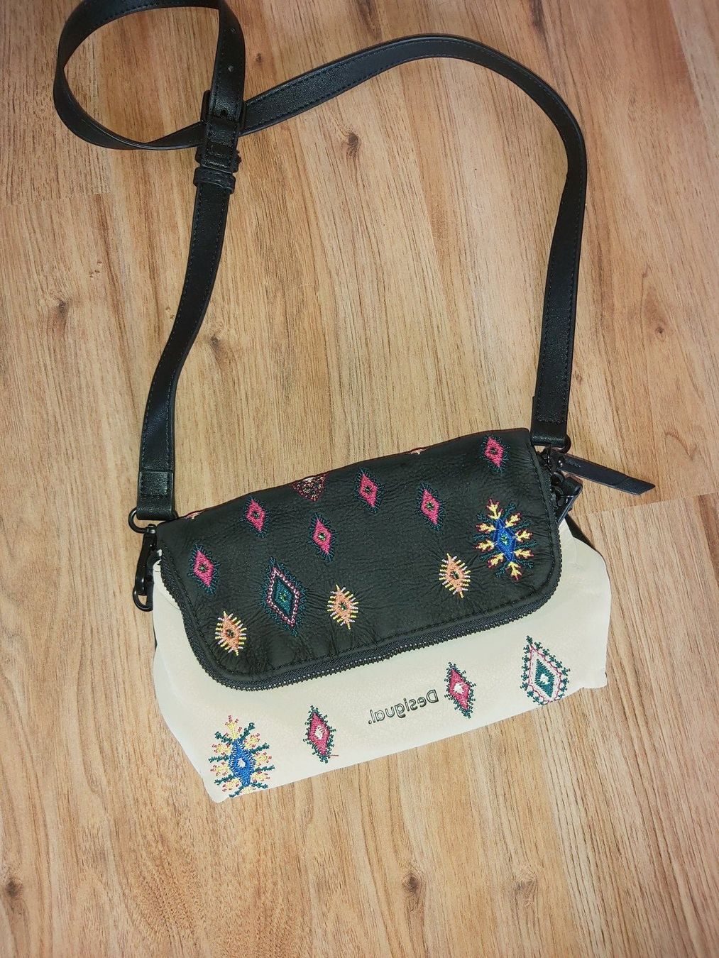 Desigual Borse da donna: Petit sac Desigual beige et noir – Usato da La Rippe venduto da veromaud