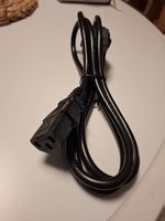 Stromkabel mit Schukostecker und C13-Anschluss.