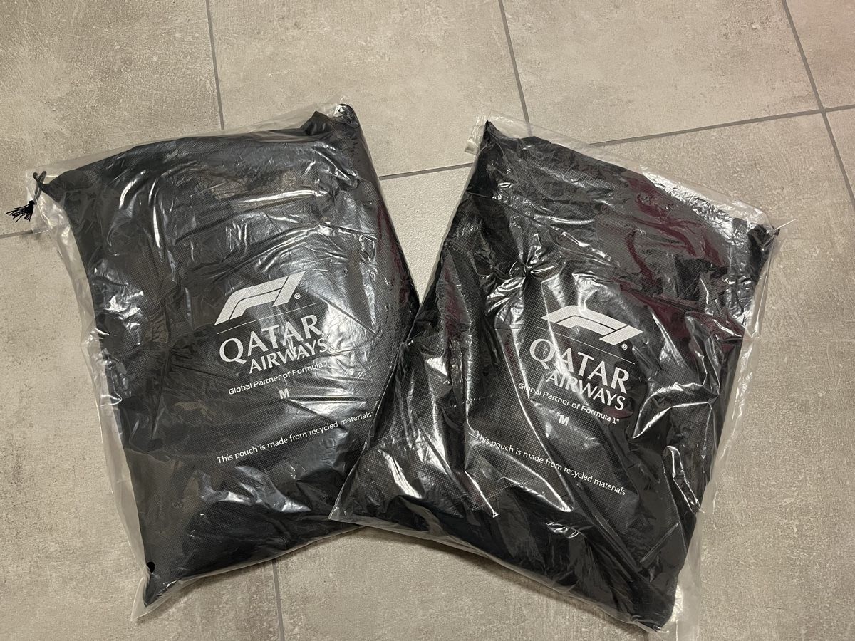 Qatar Airways Pyjama Set à 2 Stück (Neu und originalverpackt) in Thun ...
