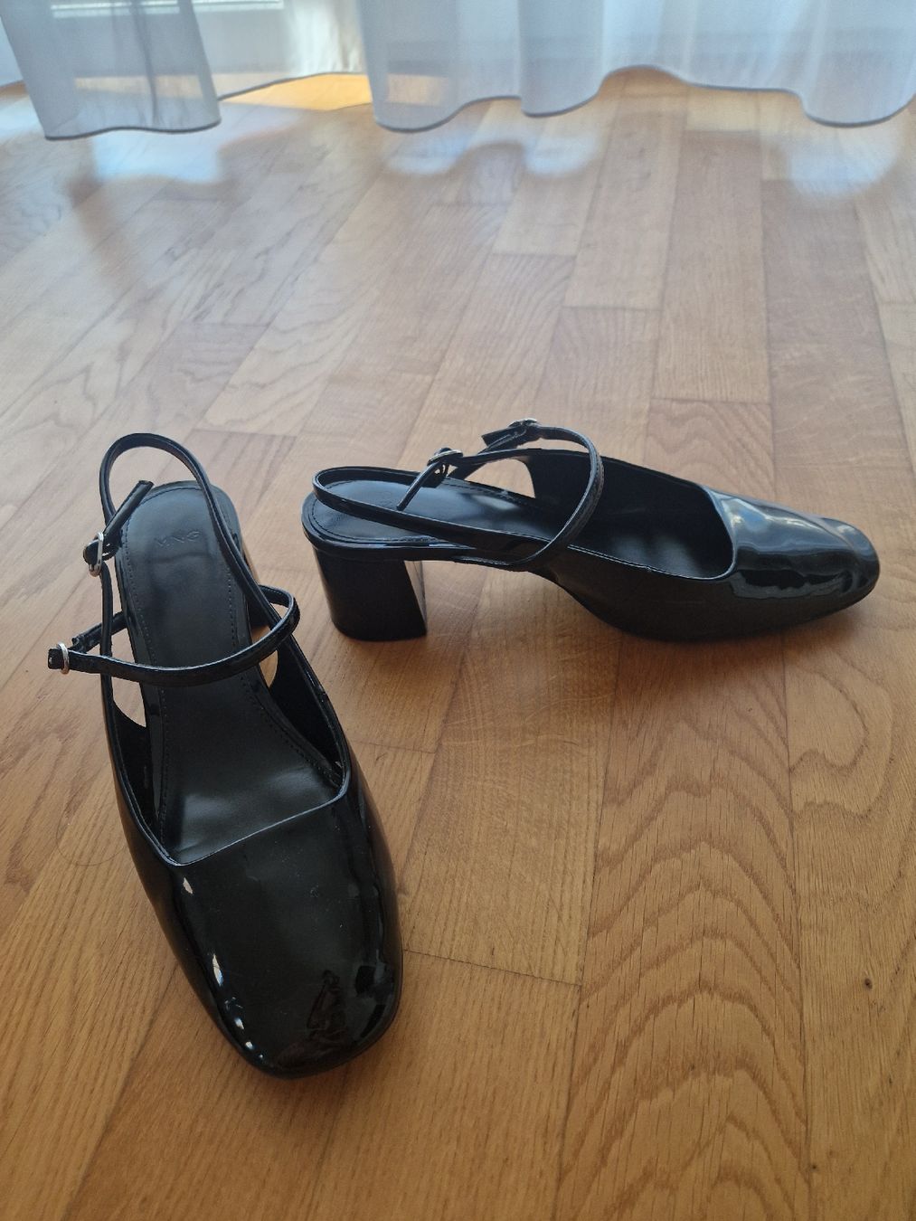 Mango Damenschuhe: Glänzende Schuhe mit Absatz von Mango, Gr. 39 – Gebraucht aus Fislisbach von mgr_yy8b 1