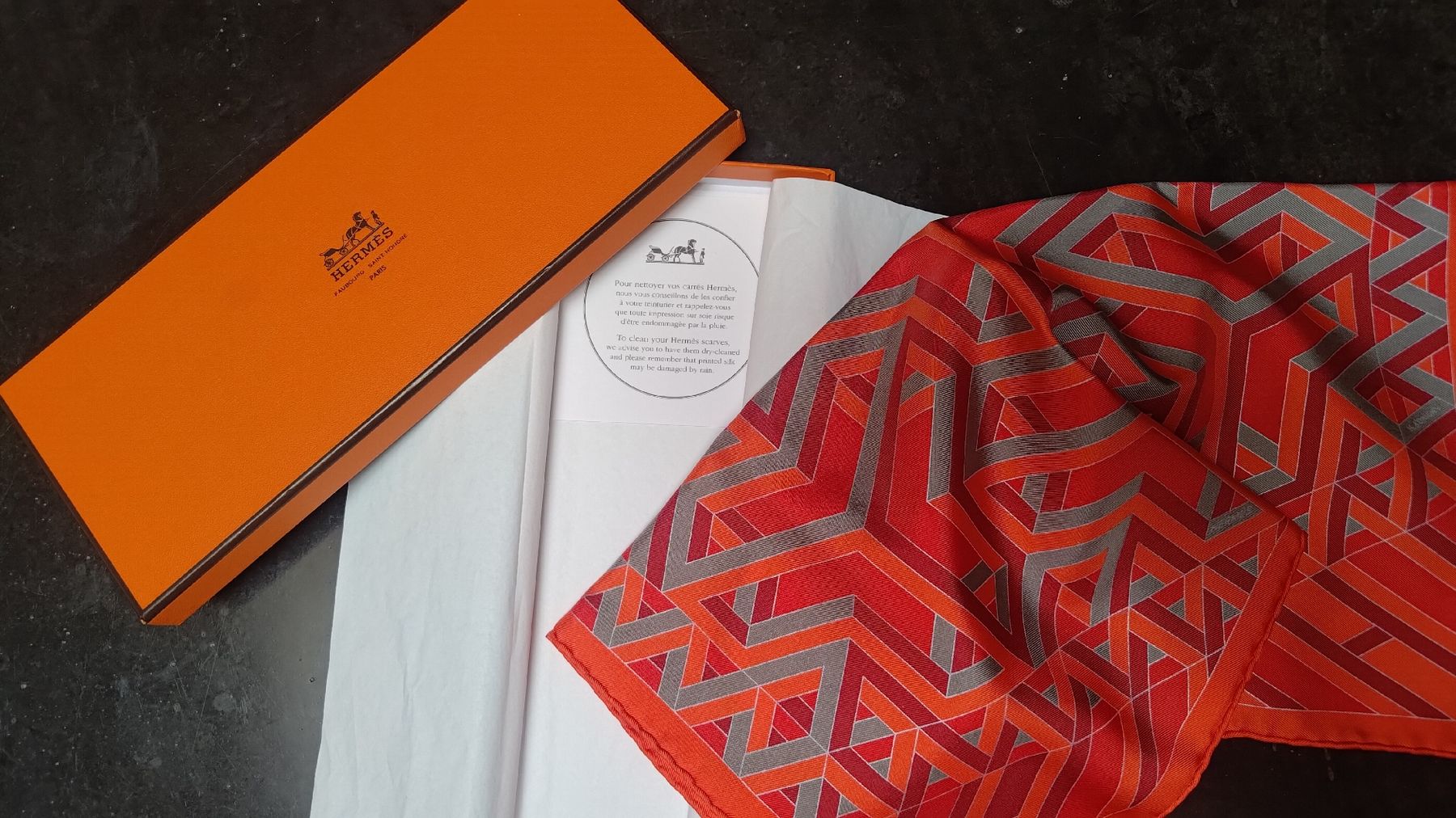 Hermès Foulard & Sciarpe: Hermès Orange Silk Gavroche Cube 45 – Nuovo e nell'imballaggio originale da Zürich venduto da ylenia.pratico