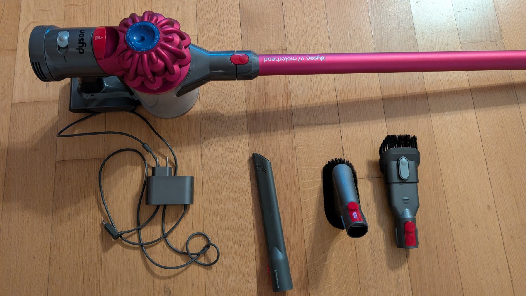 Dyson Staubsauger & Zubehör: Dyson V7 Motorhead inkl. Zubehör – Gebraucht aus Zug von Andrea_Linzner 1