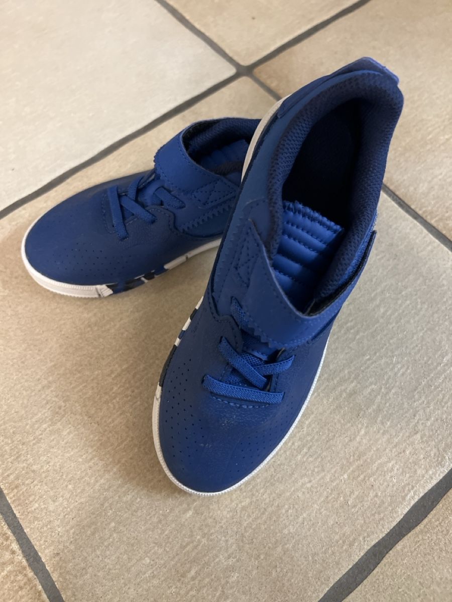 Scarpe per ragazzi: Kinder elegant sporty shoes 33 – Nuovo (secondo la descrizione) da Bachenbülach venduto da Dana_Ondrasik