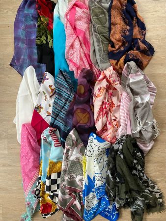 17 Stück Foulards und Schals, teils aus Seide u. handroliert