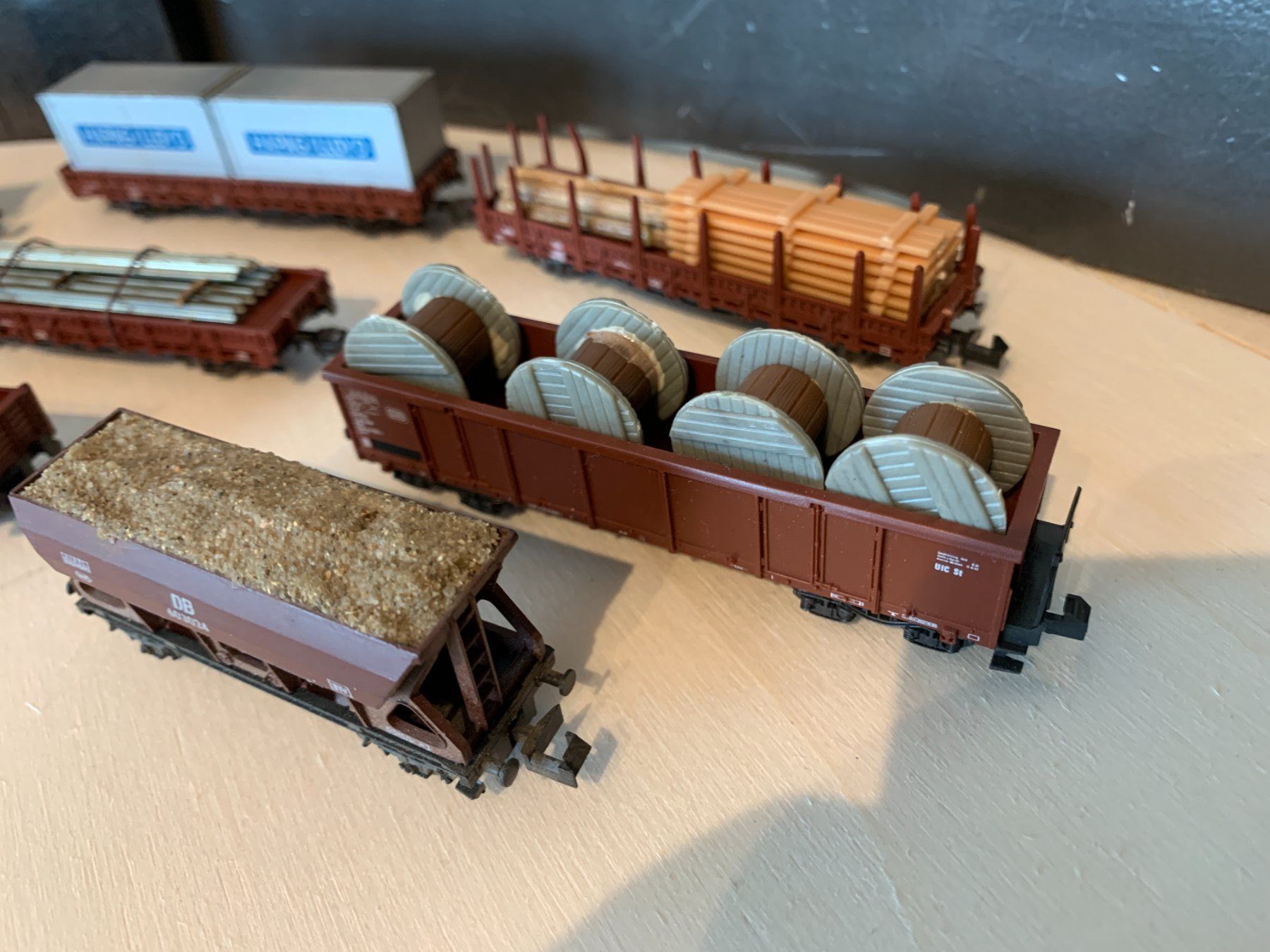 Roco Modellini di ferrovie: 9 Roco-Wagen inkl. Ladegut – Usato da Belp venduto da capowiga 2