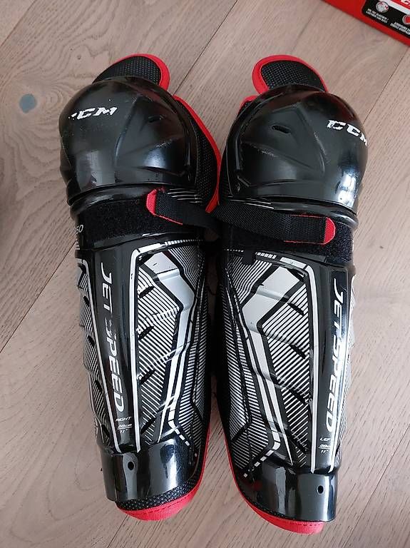 Schutz & Schoner: Eishockey Ausrüstung CCM – Gebraucht aus Cham von sil_cqh2 1