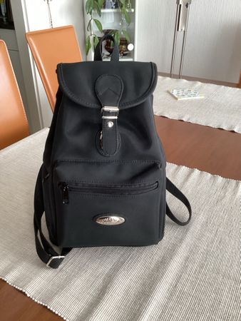 Kleiner,,feiner schwarzer Rucksack mit vielen Seitentaschen