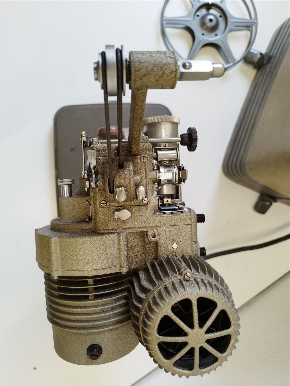 Proiettori: Bell Howell 16mm Projektor – Difettoso da Niederdorf venduto da LeptonAG 5