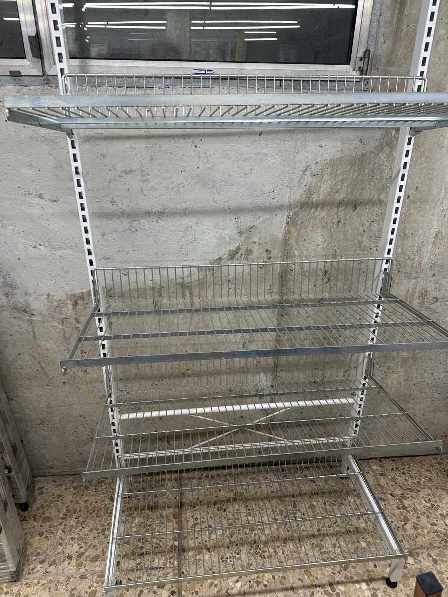 Sonstige Dekorationen & Accessoires: Ständer 2 meter 90 breit mit 4 körbe – Gebraucht aus Reiden von Party71 1