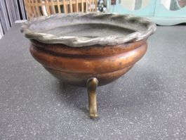 Alte kleine Kupferschale mit Messingfüsschen gedrehter Rand