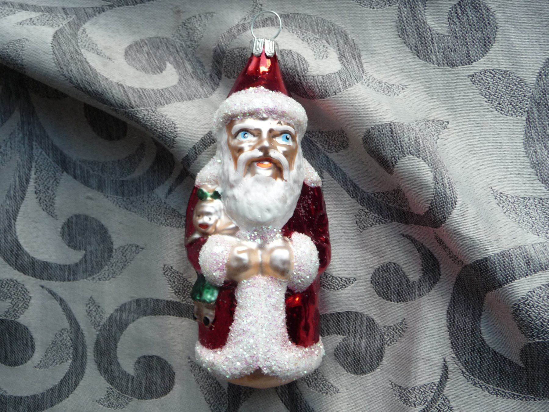 Tutte le decorazioni: Weihnachtsmann mit Puppe Christbaumschmuck – Nuovo e nell'imballaggio originale da Alpnach Dorf venduto da marvo 1