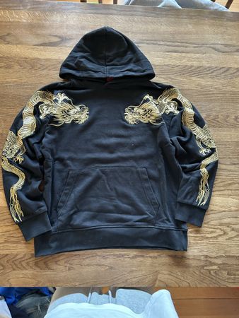 Schwarzer Hoodie golden gestickte Drachen
