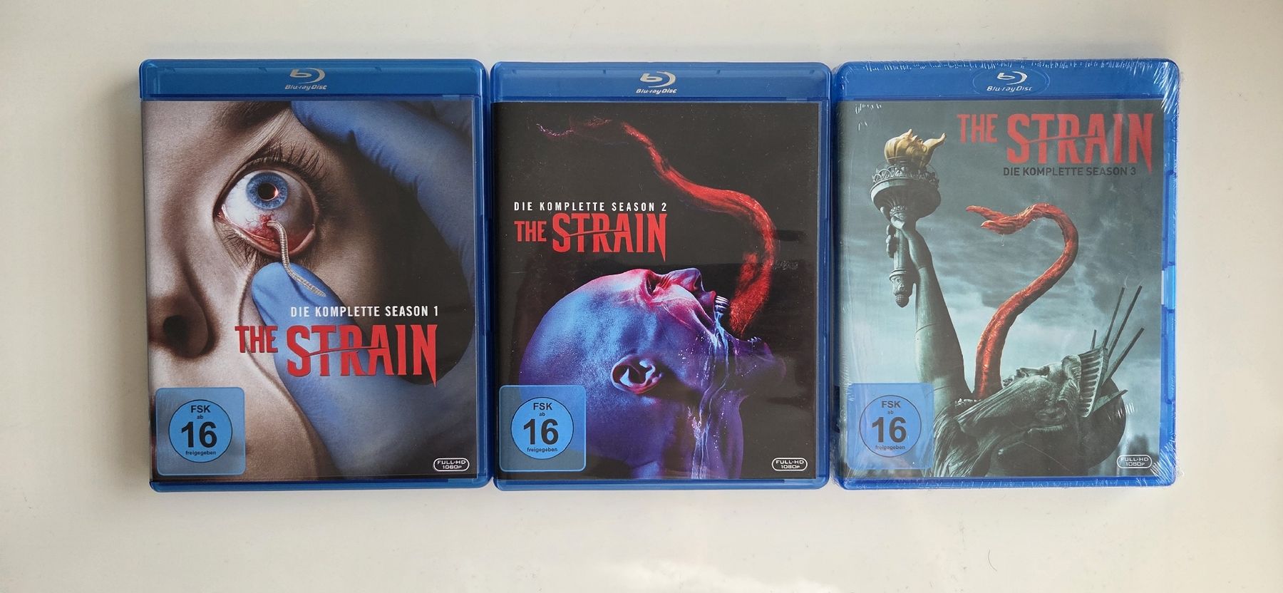 Tutti i DVDs: The Strain - Komplette Serie 1-3 Blu-rays – Usato da Zufikon venduto da lakotassu