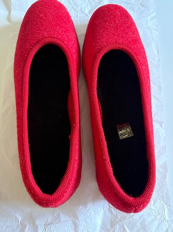 Scarpe da uomo: Hausschuhe Filz, neuwertig – Nuovo e nell'imballaggio originale da Zürich venduto da Lilifee0