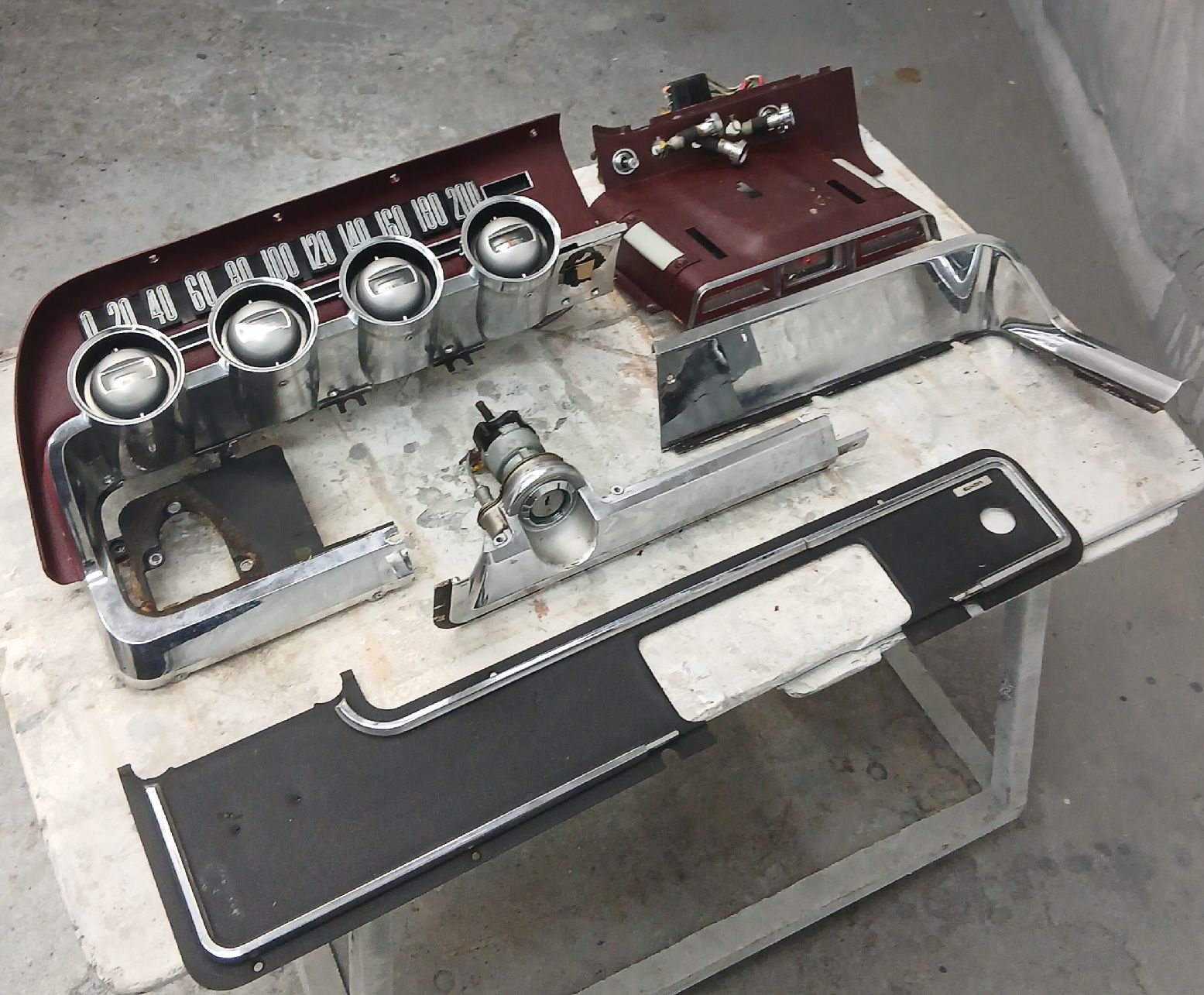 Ford Tutti pezzi di ricambio auto: Tableau de bord Ford Thunderbird 1966 – Usato da la heutte venduto da Auto-stock 4
