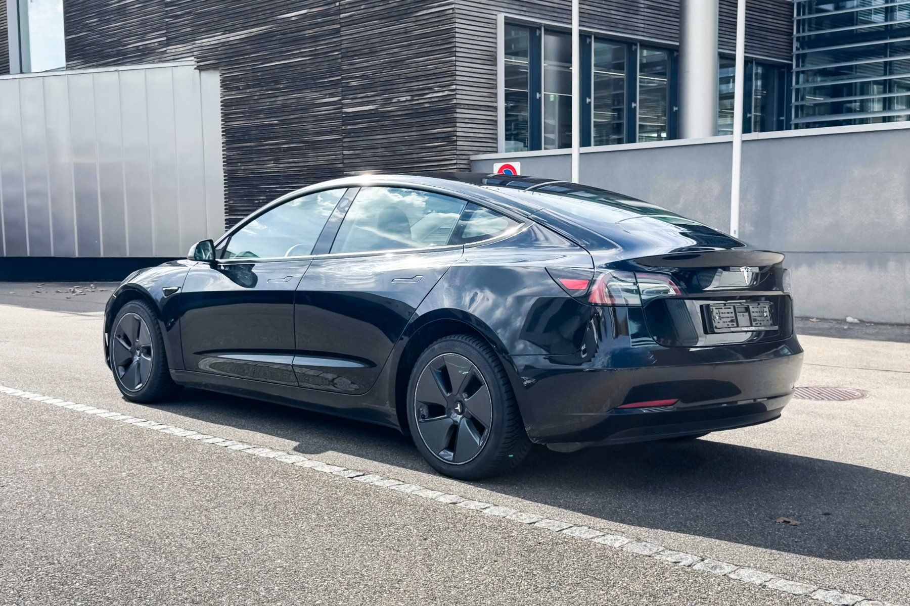 Tesla Autos: Tesla Model 3 SR RWD P – Gebraucht aus Sirnach von cartrade24_bucan 3