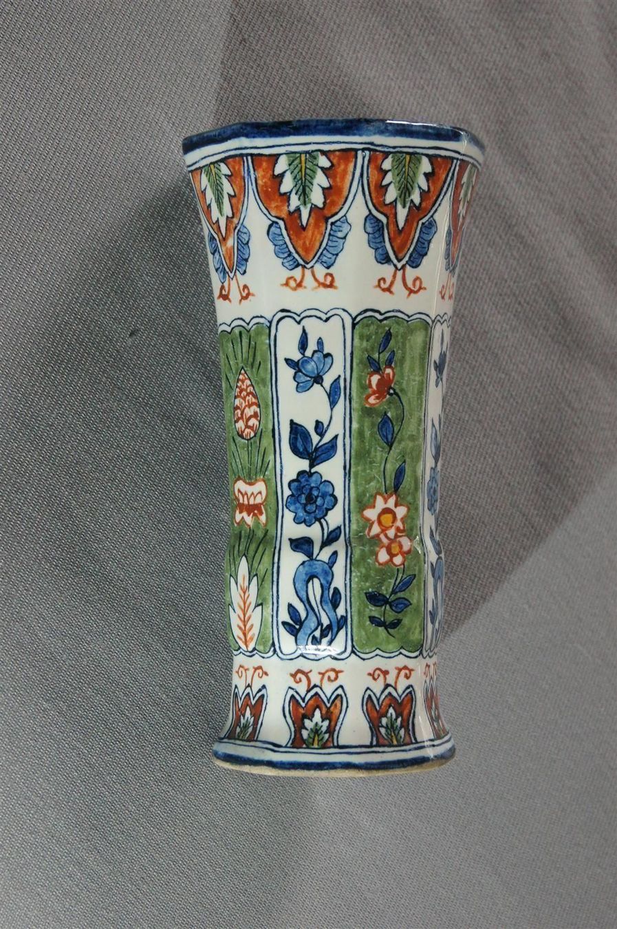 Vasen & Gefässe: Künstlervase mit floralem Muster – Gebraucht aus Geroldswil von ARTEFACTO 1