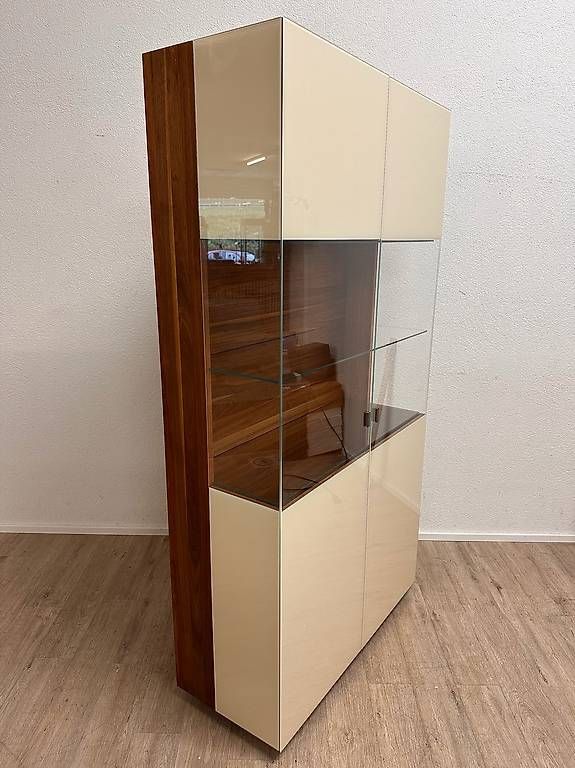 Vetrine: Team 7 Cubus Vitrine Nussbaum mit Glasfront – Usato da Obernau venduto da Arche_Noah_Brocki 7