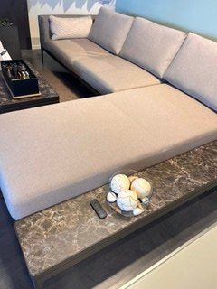 Gloster Sofas: GLOSTER GRID Lounge L Sunbrella Blend Latte, Gestell Java – Neu (gemäss Beschreibung) aus Volketswil von Mazuvo8604