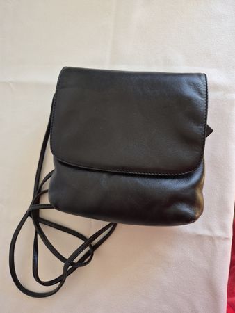 Maestro Ledertasche schwarz – kleine Schultertasche, elegant