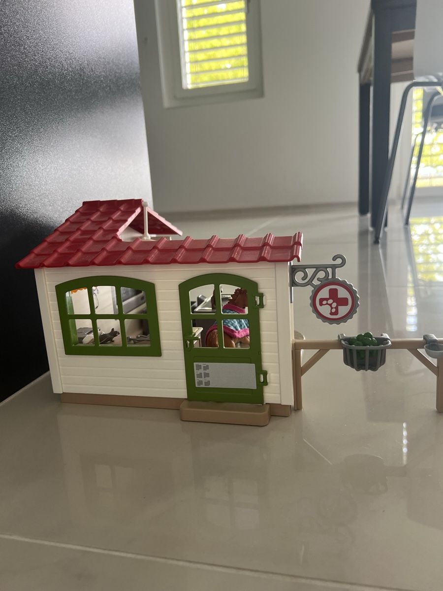 Schleich Spielzeuge: Schleich Arztpraxis – Gebraucht aus Dietwil von sarn 1
