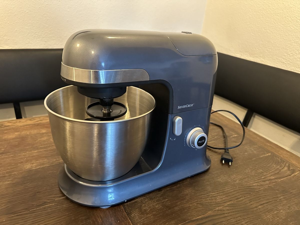 SilverCrest Küchengeräte: SILVER CREST Küchenmaschine 1.300 Watt  – Gebraucht aus Illnau von