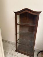 Wandvitrine aus Holz mit Glastür und Glasböden